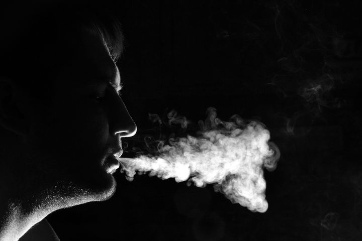 Selvom rygning kan give en umiddelbar følelse ro og afslapning, har den dårlige vane på lang sigt alvorlige konsekvenser - også oppe i hjernen. Nye tal fra Aarhus Universitet tyder på, at rygning øger risikoen for alvorlig psykisk sygdom markant.