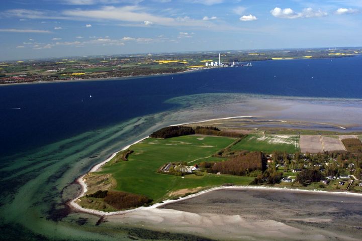 Koraldybet, hvor de mange tons ammunition og våben blev dumpet efter 2. verdenskrig, ligger mellem Skødshoved i forgrunden og Studstrup-værket med den høje skorsten i baggrunden.