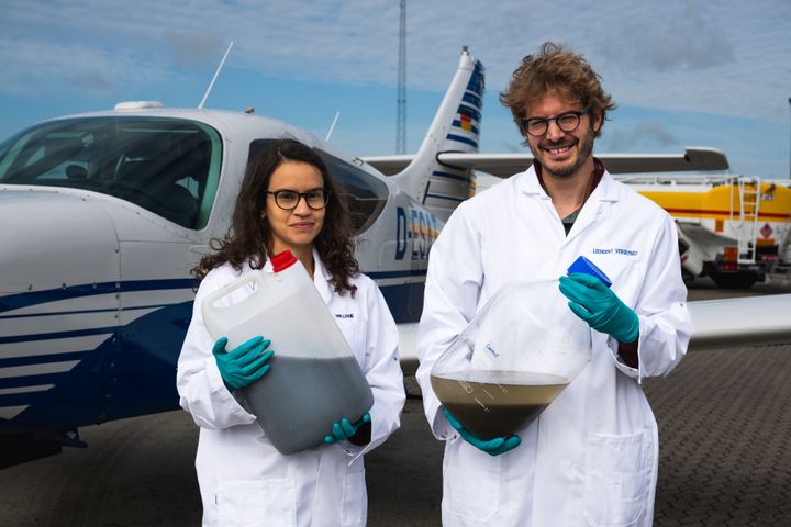 Snart kan vi tanke vores fly med slam fra spildevandsanlæg. Forskere fra Aarhus Universitet har siden 2015 arbejdet med teknologien, som nu for første gang skal testes i fuld skala i et demonstrationsanlæg i Fredericia. På billedet: Leendert Vergeynst (right) og Williane Vieira Macedo.