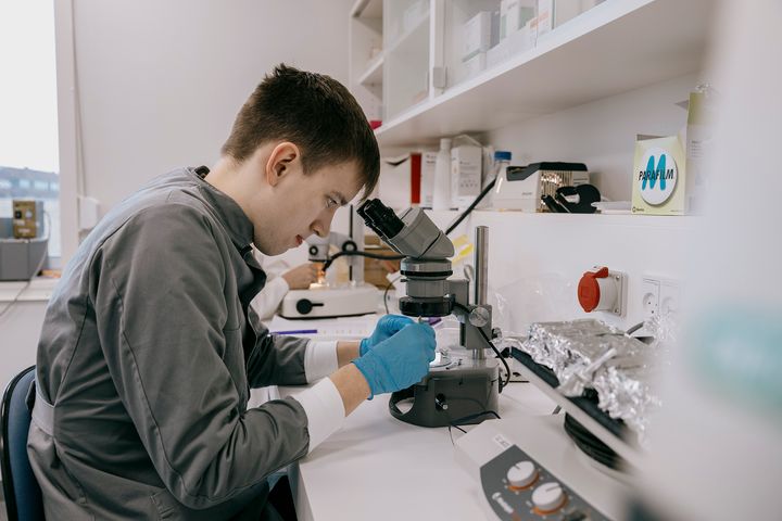 Asbjørn i laboratoriet. Her har han travlt med en række forsøg med griseøjne. Fordi øjnene skal være helt friske, har han kort tid til at eksperimentere på dem, inden de begynder at blive nedbrudt og cellerne deri dør.