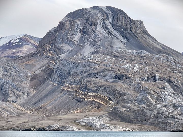 Majestætiske bjergformationer rejser sig fra de relativt smalle fjorde i Nordøstgrønland. Ofte iblandet gletsjere.