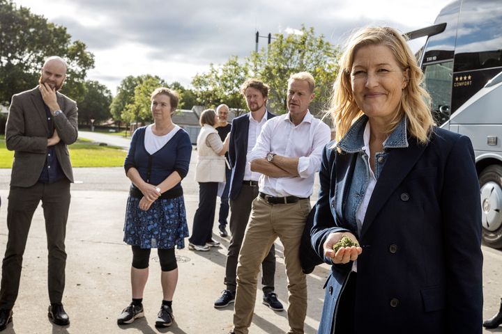 På AU Viborg hørte delegationen fra DI Bio om de mange potentialer ved forarbejdning af kløvergræs. ”Græs er guld,” lød det efterfølgende fra Sofie Carsten Nielsen, direktør i DI Bio, der her står med en håndfuld fiberpulp fra græs.