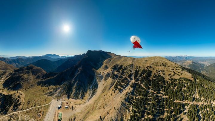 Udsigt fra toppen af Mount Helmos i Grækenland, hvor forskere har sat udstyr op for at måle på skyerne.