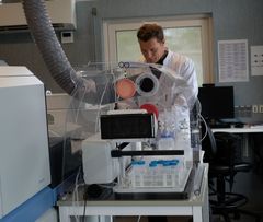 Kviksølv (Hg) isotoper kan bruges som slags fingeraftryk, der kan give information om kilder, transportveje og processer i det globale kviksølvkredsløb. I studiet er Hg-isotoper blevet i analyseret i over 700 miljøprøver fra Grønland indsamlet over de seneste 40 år på Aarhus Universitets multicollector massespektrometer bevilliget af Carlsbergfondet.