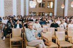 ”Studiestarten er simpelthen årets vigtigste dag for Aarhus Universitet, for fakultetet Technical Sciences og for mig helt personligt,” sagde Eskild Holm Nielsen, dekan for Technical Sciences (forrest), da han bød velkommen i aulaen.