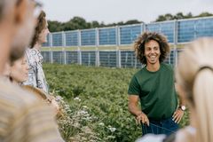 Ph.d.-studerende Kamau Lindhardt ved Aarhus Universitets forskningscenter i Foulum, AU Viborg, foran bifaciale solpaneler.