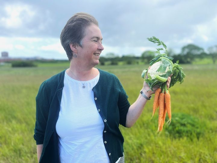 Hanne Lakkenborg Kristensen er ny professor i grøntsagsvidenskab ved Institut for Fødevarer på Aarhus Universitet, men er bestemt ikke et nyt ansigt på instuttet, hvor hun gennem mange år har været sektionsleder.