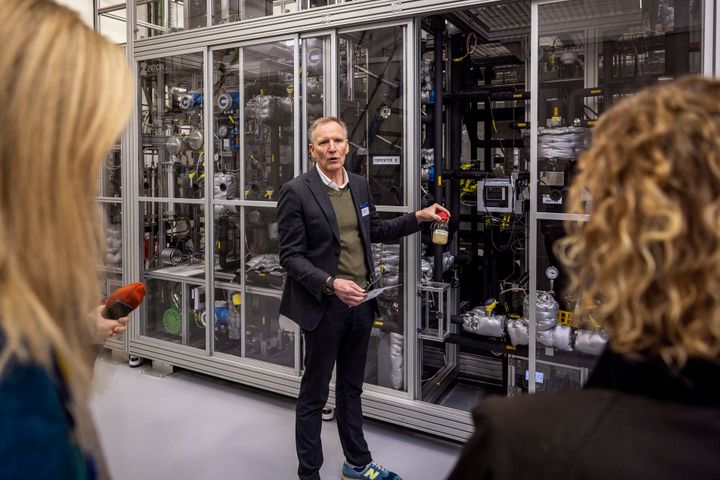 Lars Angenent, professor of climate biotechnology at the University of Tübingen in Germany and part-time professor at Aarhus University, presents the new CO2-to-food plant, which was inaugurated on 21 November 2025.