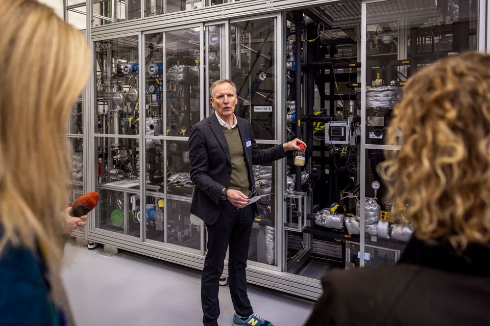Lars Angenent Ny teknologi: Kan vi leve af luftsteg og vindfrikadeller? | Aarhus ...