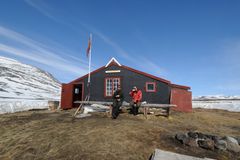 Forskere foran Zackenberg Research Station.