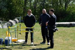 Dykkerholdet kan glæde sig over høj sol og relativt roligt vejr.