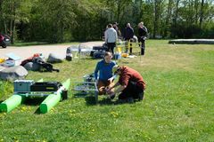Der skrues på apparaterne en sidste gang, før de bliver søsat. Eller Å-sat.