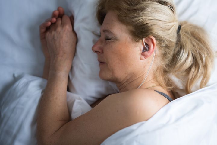 Øre-EEG måler hjernens aktivitet, mens du sover hjemme i dit eget hjem. Teknologien gør det muligt at følge søvnmønstre over lange perioder og kan på sigt hjælpe sundhedsvæsenet med at opdage sygdomme langt tidligere end i dag.