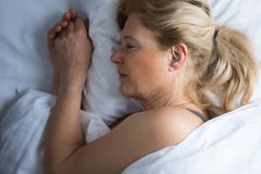 Øre-EEG måler hjernens aktivitet, mens du sover hjemme i dit eget hjem. Teknologien gør det muligt at følge søvnmønstre over lange perioder og kan på sigt hjælpe sundhedsvæsenet med at opdage sygdomme langt tidligere end i dag.