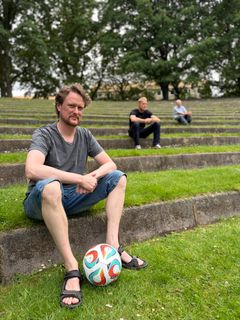 Tomme stadioner? Institutlederen og de to professorer er enige om, at det mest bæredygtige vil være at se VM derhjemme.