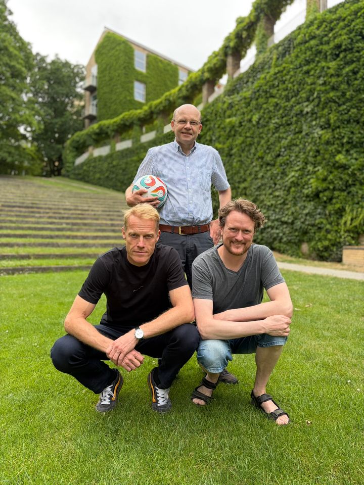 Et bæredygtigt fodbold-VM kræver bl.a. indsigt i miljøvidenskab, bygningsdesign og biokemi. Fra venstre er det institutleder Lars Ottosen, professor Mikael Skou Andersen og professor Steffen Petersen.