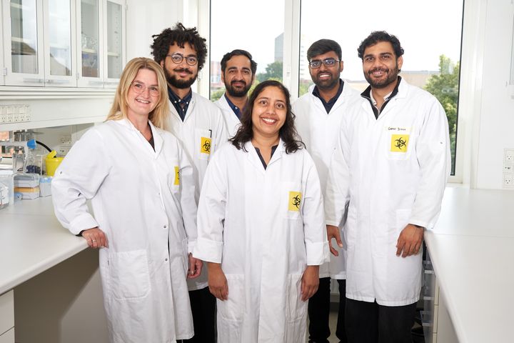 På Aarhus Universitet har lektor Cindrilla Chumduri (i midten) og hendes forskningsgruppe udviklet avancerede organoidmodeller, som gør det muligt at genskabe infektioner i menneskeligt væv og undersøge, hvordan de kan bidrage til udviklingen af kræft.