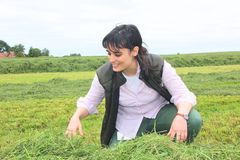 Giulia Vaccargiu med det nyhøstede græs fra forsøgsmarkerne ved AU Viborg. Græsset indgår i forsøg i ClimateReach-projektet.