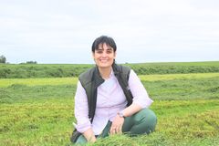 Giulia Vaccargiu på en forsøgsmarkerne ved AU Viborg, hvor græsset, der indgår i forsøg i ClimateReach-projektet, bliver høstet.