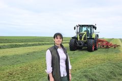 Giulia Vaccargiu på forsøgsmarkerne ved AU Viborg, hvor græsset, der indgår i forsøget, bliver høstet.
