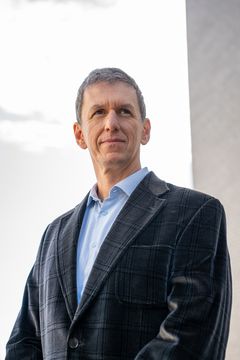 Michal Budzik forsker i kompositmaterialer, som blandt andet bruges i vindmøller, rumfart og forsvar. Han undersøger især, hvad der sker dér, hvor forskellige materialer mødes, og hvordan nye materialer og samlinger kan blive stærke, lette og bruge færre ressourcer.