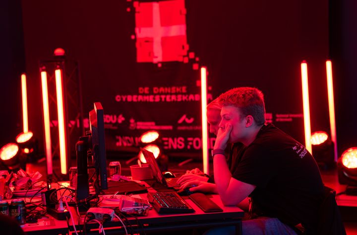 Unge cybertalenter træner i at finde og forstå sårbarheder i digitale systemer. I Aarhus er de en del af et voksende cybermiljø, hvor forskning, uddannelse, virksomheder og talentudvikling i stigende grad bliver koblet sammen.