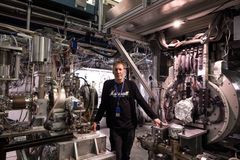 Jeffrey Hangst er professor på Aarhus Universitet men tilbringer det meste af tiden på CERN, hvor han er talsmand for ALPHA-eksperimentet.