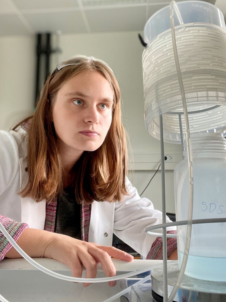 Camilla Lønborg Nielsen midt i et forsøg i det kemiske laboratorium. Her har hun udviklet et nanomateriale, som kan bruges til at lave genanvendelige dosimetre til kræftbehandlinger.