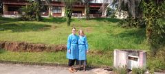 Trine Juul-Kristensen (tv) og Celine Thiesen har arbejdet i tre uger ved Centre de Recherches Médicales de Lambaréné i Gabon i Afrika for at teste en ny metode baseret på spytprøver til diagnosticering af malaria.