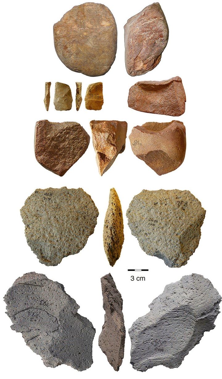Udvalgte eksempler på stenredskaber fra Korolevo fundet i det lag (lag VII), som nu er blevet bestemt til at være 1,42 +/- 0,10 millioner år gammelt. Disse stenredskaber minder om de første kendte stenredskaber fra Afrika, også kendt som Mode-1 eller “Oldowan”-stenredskaber.