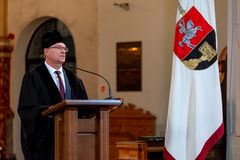 Hans Kjeldsen iført sin nye akademiske kappe og hat holder tale på Vilnius Universitet.