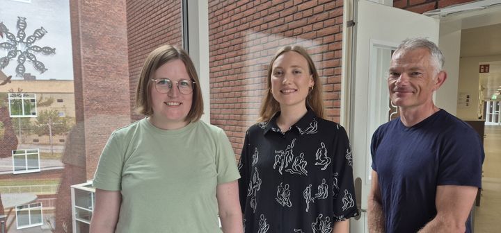 Førsteforfatterne Anne Kruse Hollensen og Matilde Helbo Sørensen samt gruppeleder Christian Kroun Damgaard.