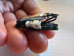 En miniature-biologger uden for rygsækken. Biologgeren er udviklet af professor Peter Teglberg Madsen og adjungeret professor Mark Johnson fra Institut for Biologi på Aarhus Universitet, og har ført til adskillige videnskabelige opdagelser.