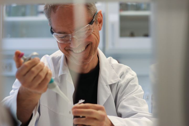 Professor Alexander Zelikin i laboratoriet. Sammen med sit forskningshold er han lykkedes med at programmere enzymer til at lede efter bestemt DNA og lyse op, når de støder på det.