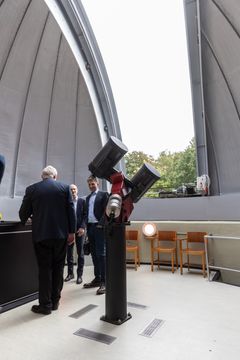 Med en dyb knagen glider metallågerne i den store kuppel over teleskopet fra hinanden og afslører himmelrummet. Foto: Nicolai Hildebrand, AU Foto, Aarhus Universitet