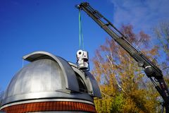 Teleskopet vejer cirka 800 kg og måtte hejses ind gennem observatoriets kuppel.