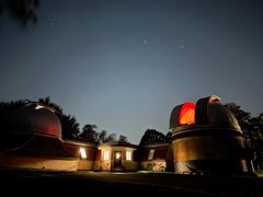 Synet af observatoriets kuppel, der åbner sig i mørket, er også spektakulært udefra.