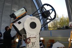 Teleskopet blev opstillet under overværelse af presse, medarbejdere fra bl.a. Science Museerne og Fysik og Astronomi, Aarhus Universitet. Nu er der en proces forude med at få teleskopet testet og kalibreret.