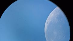 Vejret var helt optimalt for et såkaldt "first light",  og det lykkedes at tage et billede af Månen i dagslys. Foto: Mads Fredslund Andersen, Aarhus Universitet.