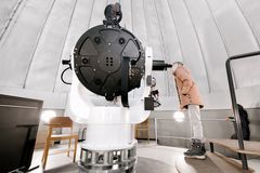 Danmarks teleskop er rykket ind på Ole Rømer Observatoriet. Credit: Marjun Danielsen, AU Foto, Aarhus Universitet