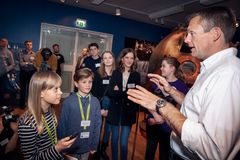 Andreas Mogensen har flere gange besøgt Science Museerne og Aarhus Universitet. Her ses han med sin rumkapsel, som var udstillet på Steno Museet i 2019-2020. Credit: Søren Kjeldgaard