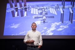 Andreas Mogensen har flere gange besøgt Science Museerne og Aarhus Universitet. Nu overrækker han Dannebrog til dem. Credit: Søren Kjeldgaard