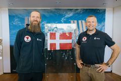 Museumsinspektør Ole Eggers Bjælde, Science Museerne, og ESA-astronaut Andreas Mogensen har nu hængt Dannebrogsflaget op på Steno Museet. Foto: Andrea Lif, AU Foto