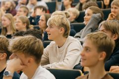 Over 200 udskolingselever deltog i eventet på Aarhus Universitet. Foto: Andrea Lif, AU Foto