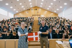 Kristine Kilså, prodekan ved Natural Sciences, Aarhus Universitet, modtog Dannebrogsflaget af ESA-astronaut Andreas Mogensen. Foto: Andrea Lif, AU Foto