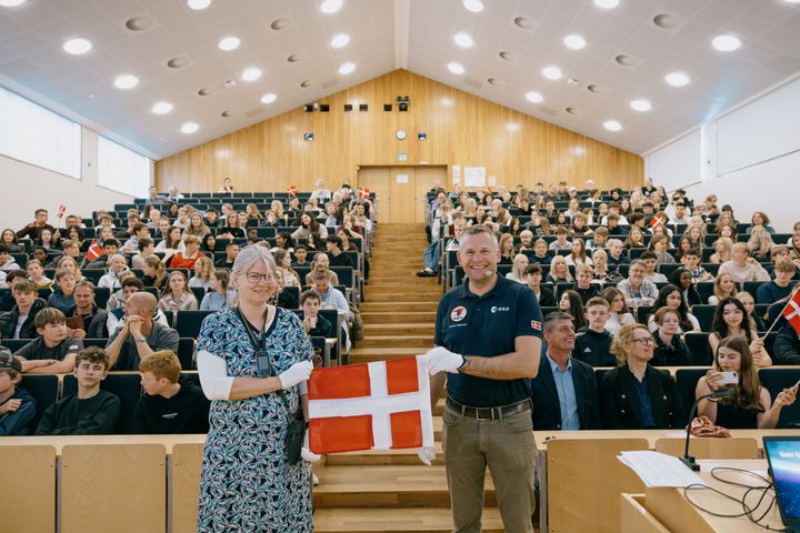 Kristine Kilså, prodekan ved Natural Sciences, Aarhus Universitet, modtog Dannebrogsflaget af ESA-astronauten Andreas Mogensen. Foto: Andrea Lif, AU Foto