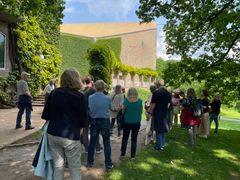 Aarhus Universitets ikoniske gule bygninger og den omkringliggende egepark blev i 2006 optaget i den danske kulturkanon. Nu kan du booke en rundvisning i den spændende park - både som enkeltperson og som gruppe.