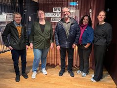 Samarbejdet er en del af forberedelserne til anden del af udstillingen Den oversete krop på Steno Museet – en udstilling, der undersøger, hvordan den biologiske kvindekrop er blevet overset i medicinsk forskning, og hvilke konsekvenser det har. Til venstre mod højre: Peter Poulsen, Louise Ravn-Nielsen, Michael Bøgh Nielsen, alle fra Røde Kors, Aarhus, Sjaja Haddadi, Dansk Kvindesamfund Aarhus og Anne Sofie Bomholt Larsen, Science Museerne, Aarhus Universitet.