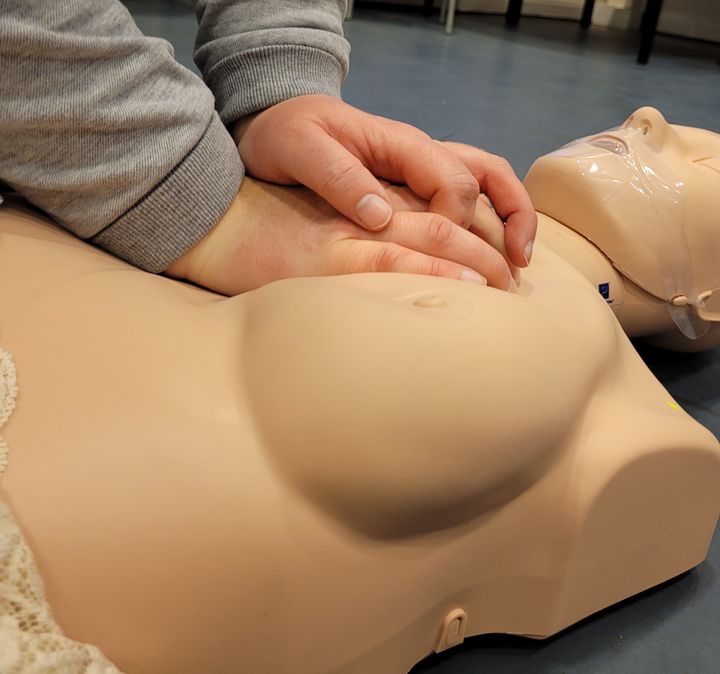 Til eventet "Førstehjælp til kvinders hjerter" kan man prøve førstehjælpsdukker med kvindelig anatomi, som Røde Kors Aarhus bruger på deres førstehjælpskurser
