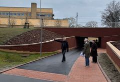 På en rundvisning bevæger man sig fra de gule mursten til de røde og kan høre de fascinerende fortællinger undervejs